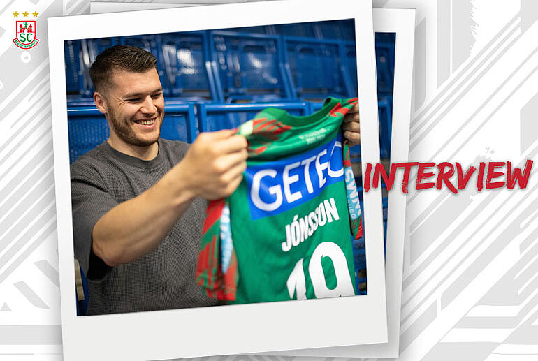 Elvar Örn Jonsson mit seinem neuen Trikot
