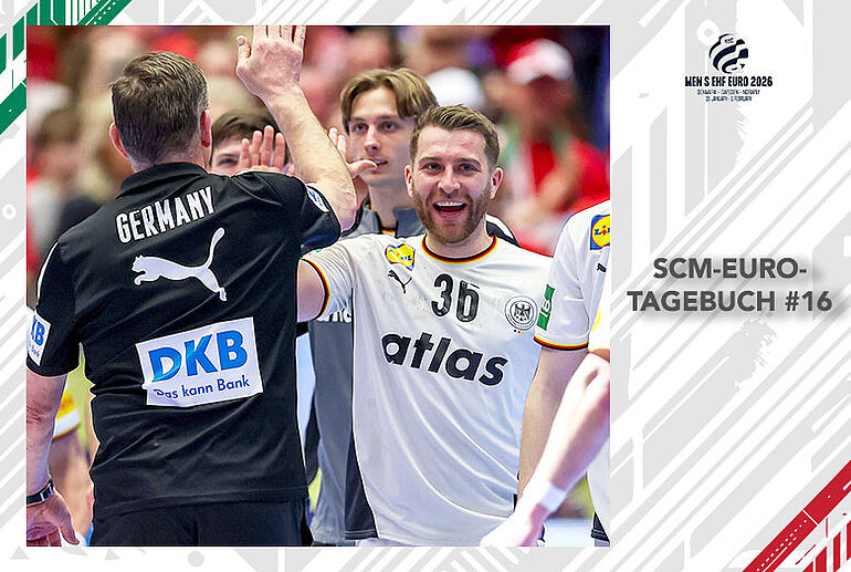 Lukas Mertens klatscht mit dem Bundestrainer ab
