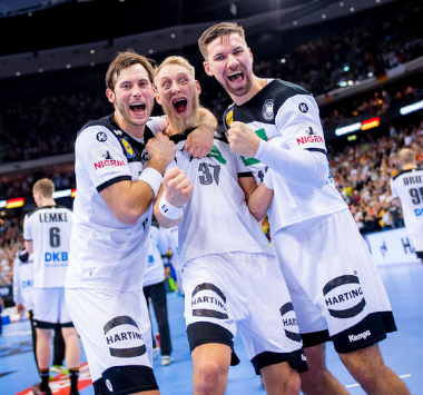Berlin, 12. Januar 2019. In der Vorrunde bei der Handball-Weltmeisterschaft 2019 trifft Deutschland (weiß) auf Brasilien (blau/gelb).  Uwe Gensheimer (links), Matthias Musche und Fabian Wiede bejubeln den Sieg.
