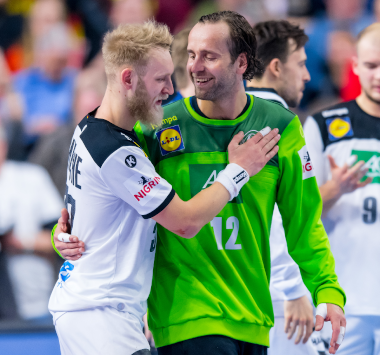 Der DHB-Torwart Silvio Heinevetter und Matthias Musche freuen sich über den Sieg. Der DHB-Torwart Silvio Heinevetter und Matthias Musche freuen sich über den Sieg.